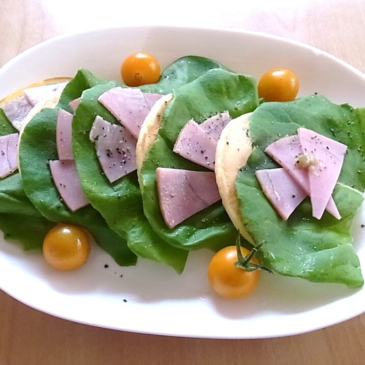 ハムとサラダ菜のせ薄焼きパンケーキ